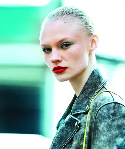 Una mujer maquillada con la tendencia del 2025 Una mujer maquillada con la tendencia del 2025
