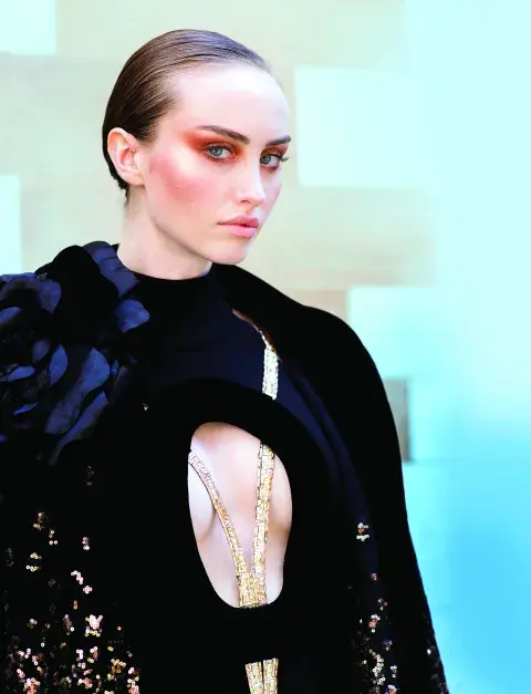Una mujer maquillada con la tendencia del 2025 Una mujer maquillada con la tendencia del 2025