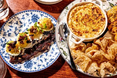 Foto de mesa con huevos rellenos. Foto de mesa con huevos rellenos.