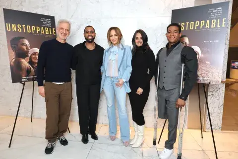 Imagen de Jennifer Lopez en la proyección de Unstoppable. Imagen de Jennifer Lopez en la proyección de Unstoppable.