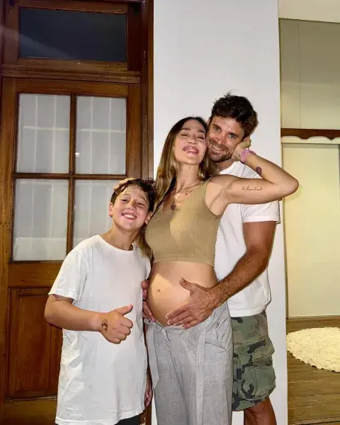 Jimena Barón con Momo y Matías Palleiro anunciando su segundo embarazo. Jimena Barón con Momo y Matías Palleiro anunciando su segundo embarazo.