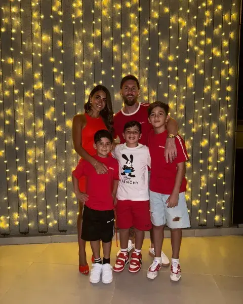 El look de Antonela Roccuzzo, Lionel Messi y sus hijos en la Navidad 2024.