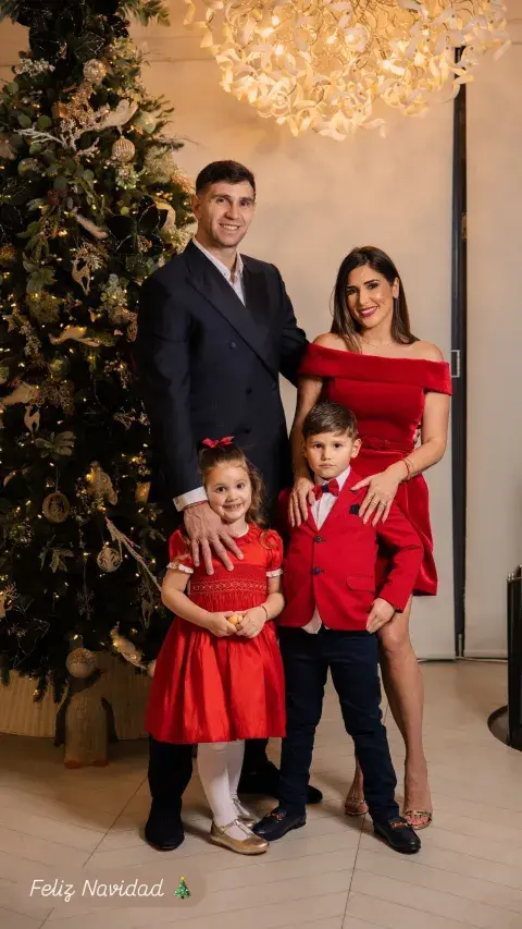 El look del Dibu Martínez, Mandinha Martínez y sus hijos en la Nochebuena de 2024. El look del Dibu Martínez, Mandinha Martínez y sus hijos en la Nochebuena de 2024.