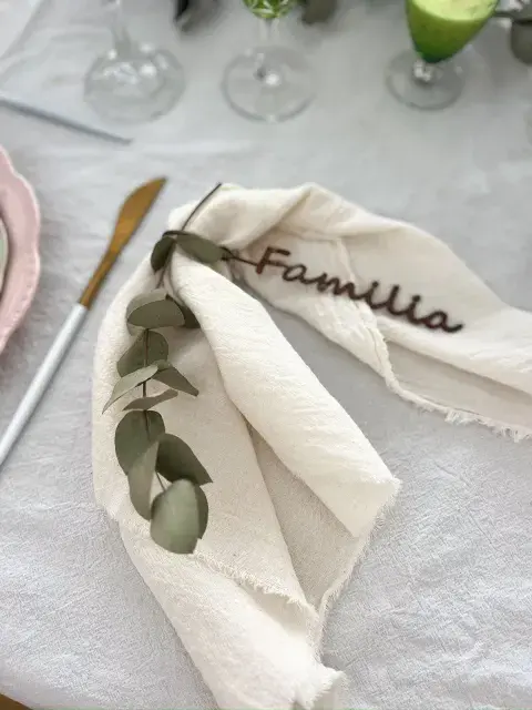Servilleteros. Para esta mesa, elegimos servilleteros de metal en color óxido con palabras que inspiran. Servilleteros. Para esta mesa, elegimos servilleteros de metal en color óxido con palabras que inspiran.