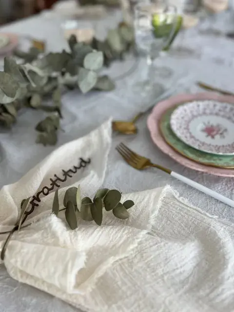 Textiles. Elegimos un mantel blanco con volados y servilletas de gasa bien rústicas, que decoramos. Textiles. Elegimos un mantel blanco con volados y servilletas de gasa bien rústicas, que decoramos.