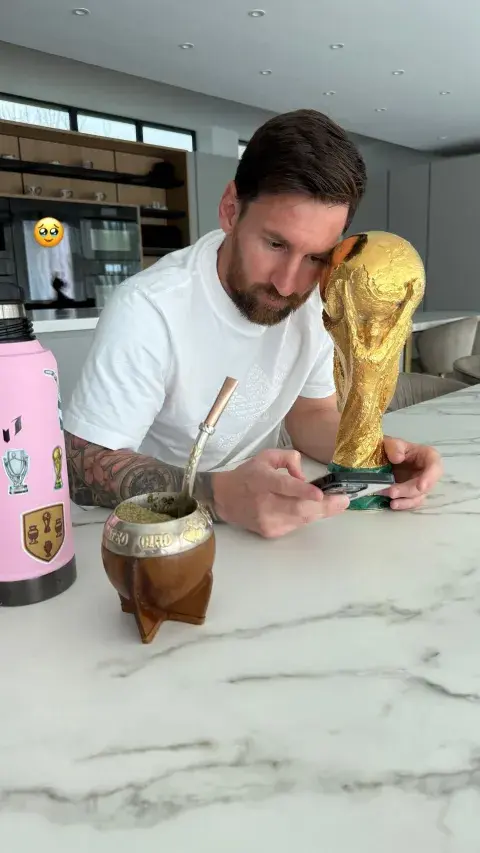 Foto de Messi en su casa con la copa del mundo.