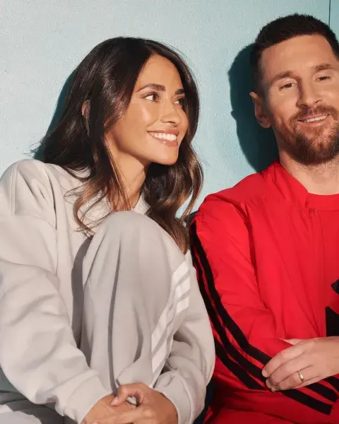Foto de Messi y Antonela Roccuzzo posando juntos para campaña de Adidas. Foto de Messi y Antonela Roccuzzo posando juntos para campaña de Adidas.