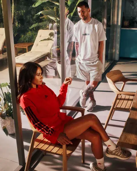Foto de Messi y Antonela Roccuzzo posando juntos para campaña de Adidas. Foto de Messi y Antonela Roccuzzo posando juntos para campaña de Adidas.