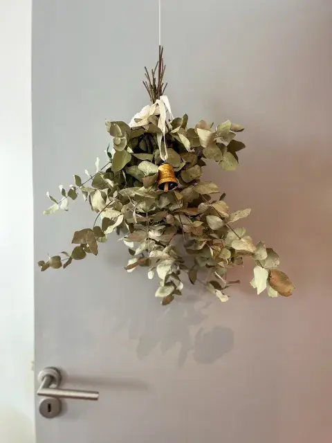 Adorno hecho con ramas de eucalipto Adorno hecho con ramas de eucalipto