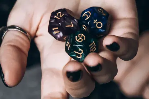 Dados de numerología en una mano abierta. Dados de numerología en una mano abierta.