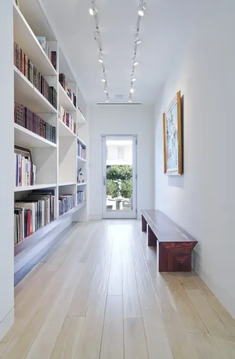La biblioteca como protagonista del pasillo. La biblioteca como protagonista del pasillo.
