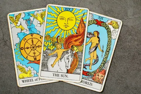 Tres cartas de tarot. Tres cartas de tarot.