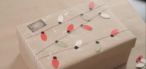 Guirnalda de luces navideñas para armar un paquete de Navidad. Guirnalda de luces navideñas para armar un paquete de Navidad.