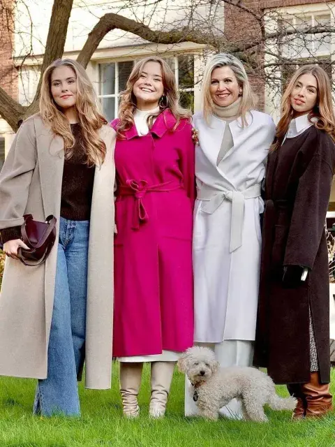 Por su parte las princesas Amalia, Alexia y Ariane también fueron noticia con su estilo único y bien personal Por su parte las princesas Amalia, Alexia y Ariane también fueron noticia con su estilo único y bien personal