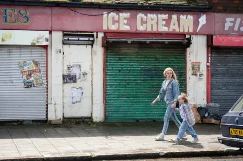 Imagen de Sophie Turner en la serie Joan. Imagen de Sophie Turner en la serie Joan.