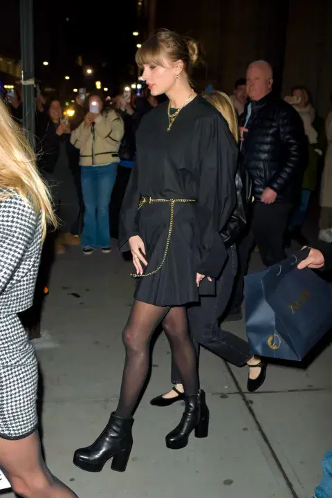 Taylor Swift saliendo de un restaurant en New York, en enero de 2024.