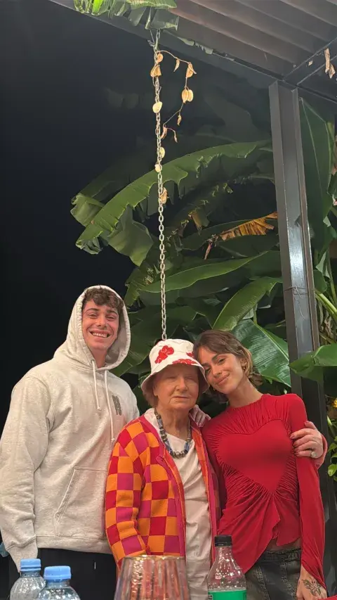 El look de Tini en la Nochebuena de 2024. El look de Tini en la Nochebuena de 2024.