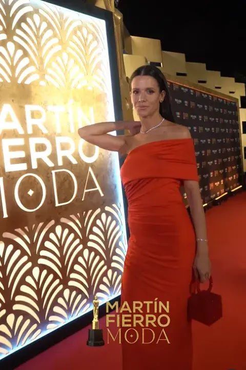 Violeta Urtizberea con un vestido rojo de Laurencio Adot, complementando con joyas de Pandora, en los Martín Fierro de la Moda 2024.. Violeta Urtizberea con un vestido rojo de Laurencio Adot, complementando con joyas de Pandora, en los Martín Fierro de la Moda 2024..