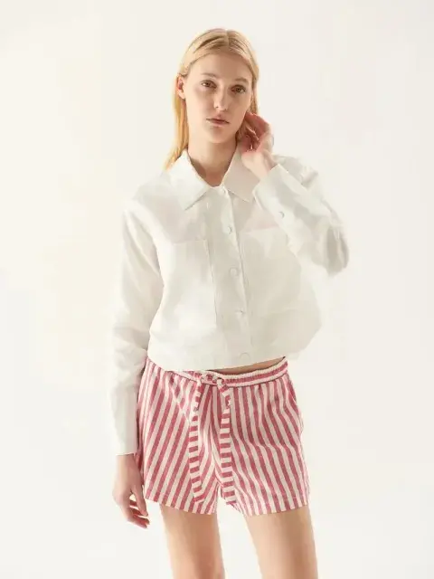 Una mujer usando una campera de lino en color blanco