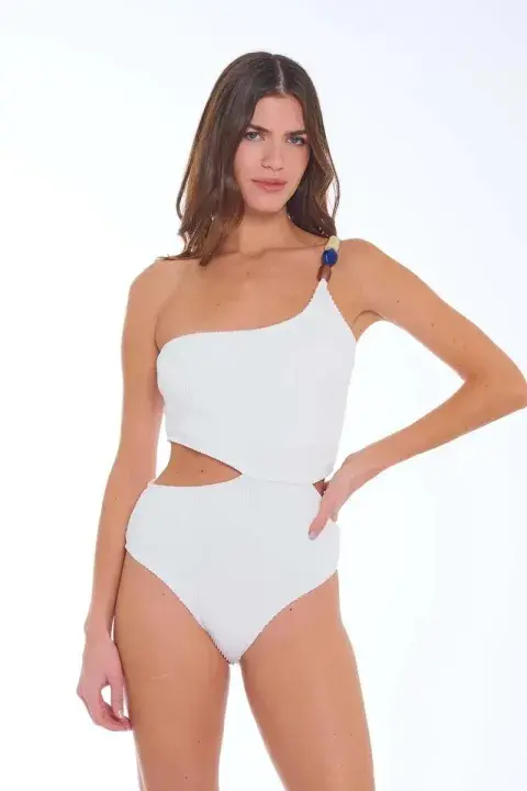 Una mujer usando un traje de baño en color blanco Una mujer usando un traje de baño en color blanco