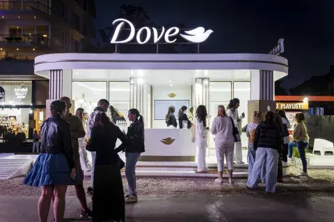 Dove desembarcó en Pinamar con un espacio dedicado al cuidado del cabello y la piel, y dos lanzamientos: el óleo bifásico viral y los serums corporales.