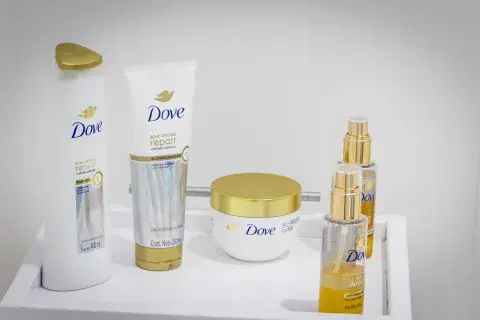 Textura ultraligera, rápida absorción y control del frizz por 72 horas: el óleo bifásico de Dove Bond Intense Repair se posiciona como un must en el cuidado capilar esta temporada.