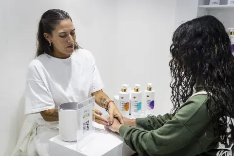 Piel seca, irritada o con manchas tras el verano: los serums corporales de Dove tienen ingredientes dermatológicamente probados.