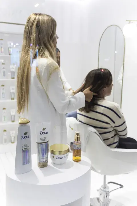 Dove Bond Intense Repair restaura enlaces capilares a nivel molecular, reparando hasta 3 años de daño. Ideal para cabellos secos o tratados, su óleo bifásico ya es un favorito viral por su eficacia.