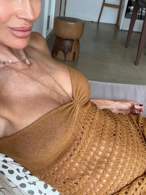 María Vazquez con un vestido tejido, un ítem furor en 2025 María Vazquez con un vestido tejido, un ítem furor en 2025