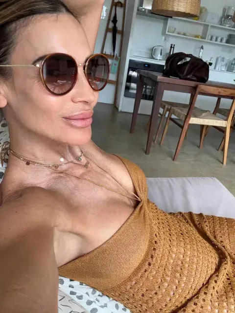 María Vazquez con un vestido tejido, un ítem furor en 2025 María Vazquez con un vestido tejido, un ítem furor en 2025