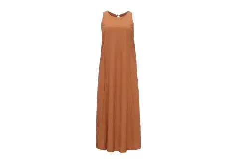 Vestido con escote redondo a la base, sin mangas y recortes verticales (Perramus, $ 97.400) Vestido con escote redondo a la base, sin mangas y recortes verticales (Perramus, $ 97.400)