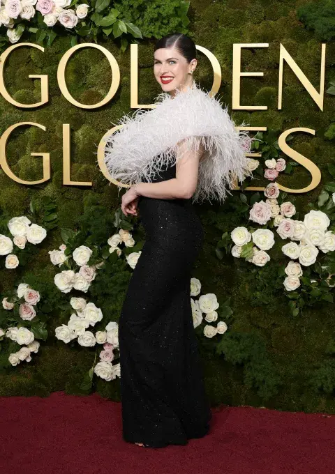 Alexandra Daddario en la alfombra roja de los Golden Globes 2025. Alexandra Daddario en la alfombra roja de los Golden Globes 2025.