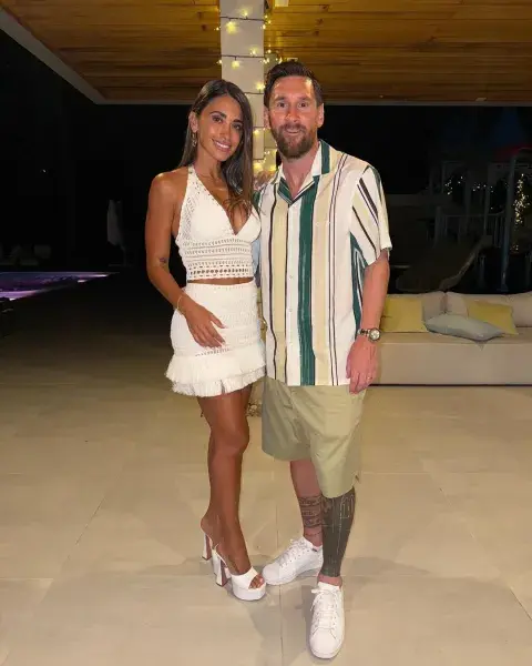 El look de Antonela Roccuzzo y Lionel Messi para recibir el 2025. El look de Antonela Roccuzzo y Lionel Messi para recibir el 2025.