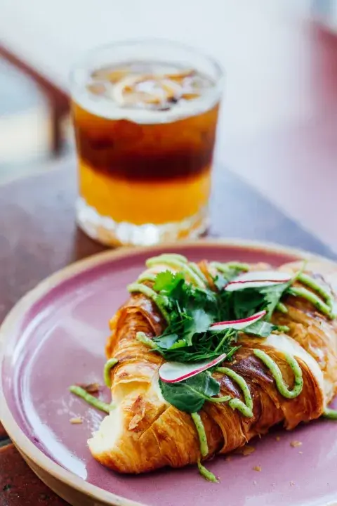 Barragán y su croissant con sabor mex: una fusión de quesos, palta y hierbas Barragán y su croissant con sabor mex: una fusión de quesos, palta y hierbas