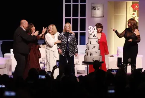 El elenco de Brujas celebrando los 34 años de la obra. El elenco de Brujas celebrando los 34 años de la obra.
