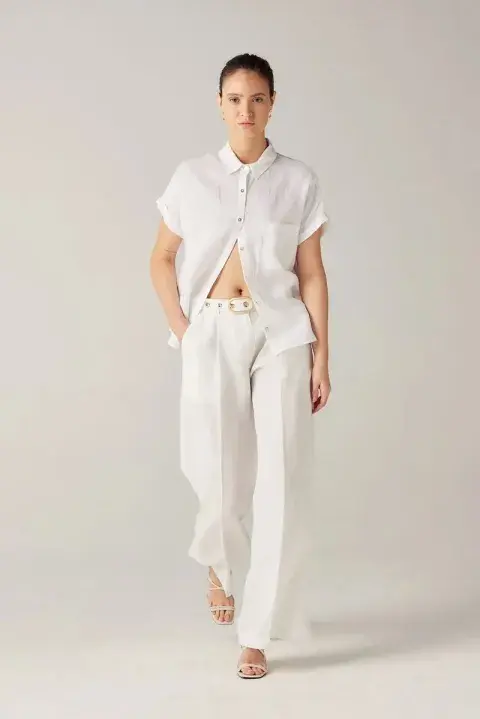 Una mujer usando una camisa de lino en color blanco Una mujer usando una camisa de lino en color blanco