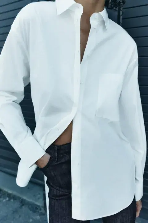 Una mujer usando una camisa blanca Una mujer usando una camisa blanca