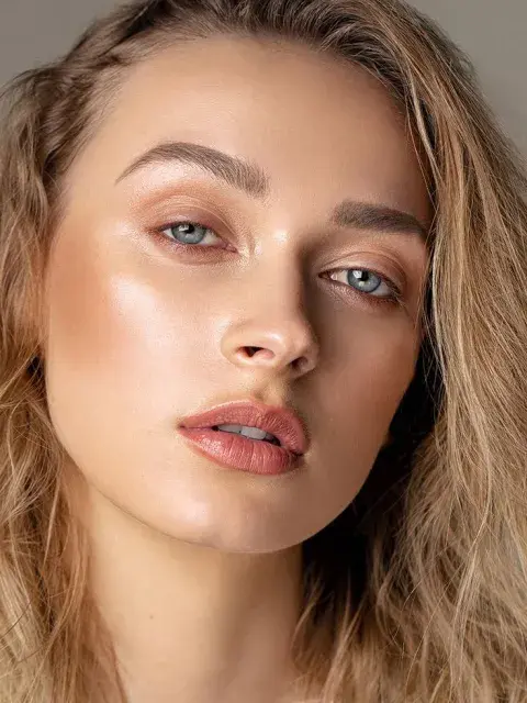 Una mujer con cejas bien definidas Una mujer con cejas bien definidas