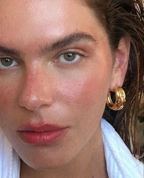 Una mujer con cejas bien definidas Una mujer con cejas bien definidas