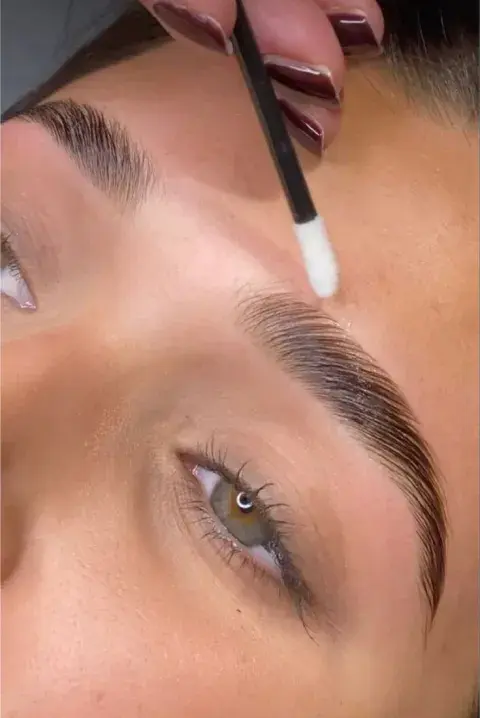 Una mujer con cejas bien definidas Una mujer con cejas bien definidas