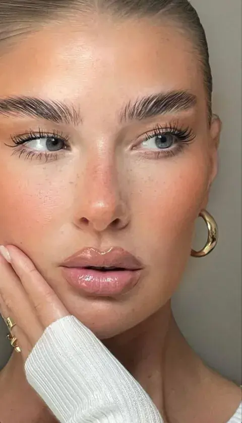 Una mujer con cejas bien definidas Una mujer con cejas bien definidas