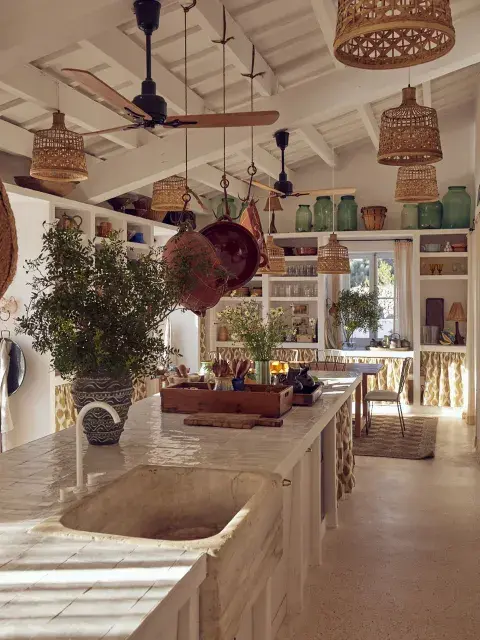 A la antigua pileta adosada a la mesa con tapa de cerámicos esmaltados se la acompañó con una grifería moderna pero muy sencilla. A la antigua pileta adosada a la mesa con tapa de cerámicos esmaltados se la acompañó con una grifería moderna pero muy sencilla.