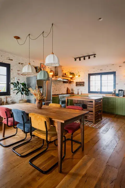 Mesa de comedor reciclada con sillas tapizadas con los colores primarios. Pero el protagonismo se lo lleva el verde, uno de los grandes elegidos en este tipo de cocinas. Mesa de comedor reciclada con sillas tapizadas con los colores primarios. Pero el protagonismo se lo lleva el verde, uno de los grandes elegidos en este tipo de cocinas.