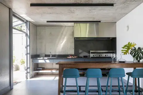 El quincho está a continuación de la cocina y comunicado con el patio. El quincho está a continuación de la cocina y comunicado con el patio.