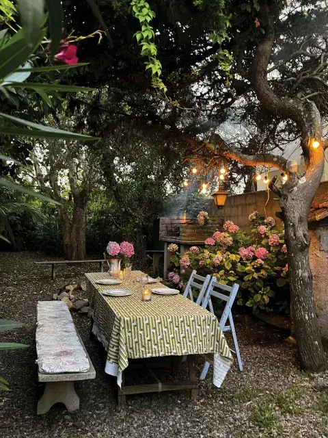 Banco de piedra, sillas pintadas, mantel con estampado pop, la infaltable guirnalda de luces y hortensias en flor: sencillez con mucha onda. Banco de piedra, sillas pintadas, mantel con estampado pop, la infaltable guirnalda de luces y hortensias en flor: sencillez con mucha onda.