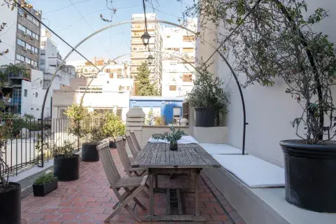 Se optimizó el espacio disponible para recibir más invitados colocando almohadones sobre un banco de obra. Se optimizó el espacio disponible para recibir más invitados colocando almohadones sobre un banco de obra.