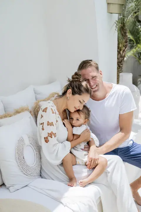 Una familia posando Una familia posando