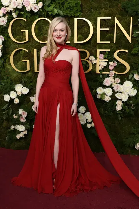 Dakota Fanning en la alfombra roja de los Golden Globes 2025. Dakota Fanning en la alfombra roja de los Golden Globes 2025.