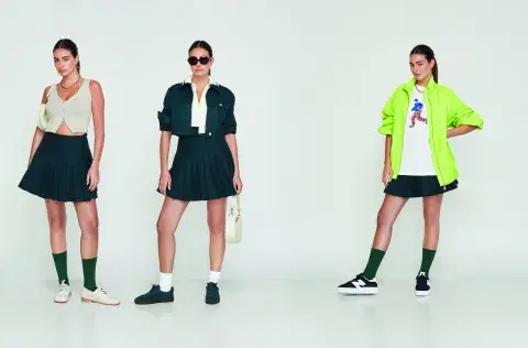 una mujer usando una falda en color verde una mujer usando una falda en color verde
