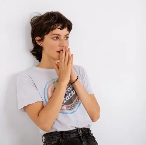 Una mujer con un corte pixie Una mujer con un corte pixie
